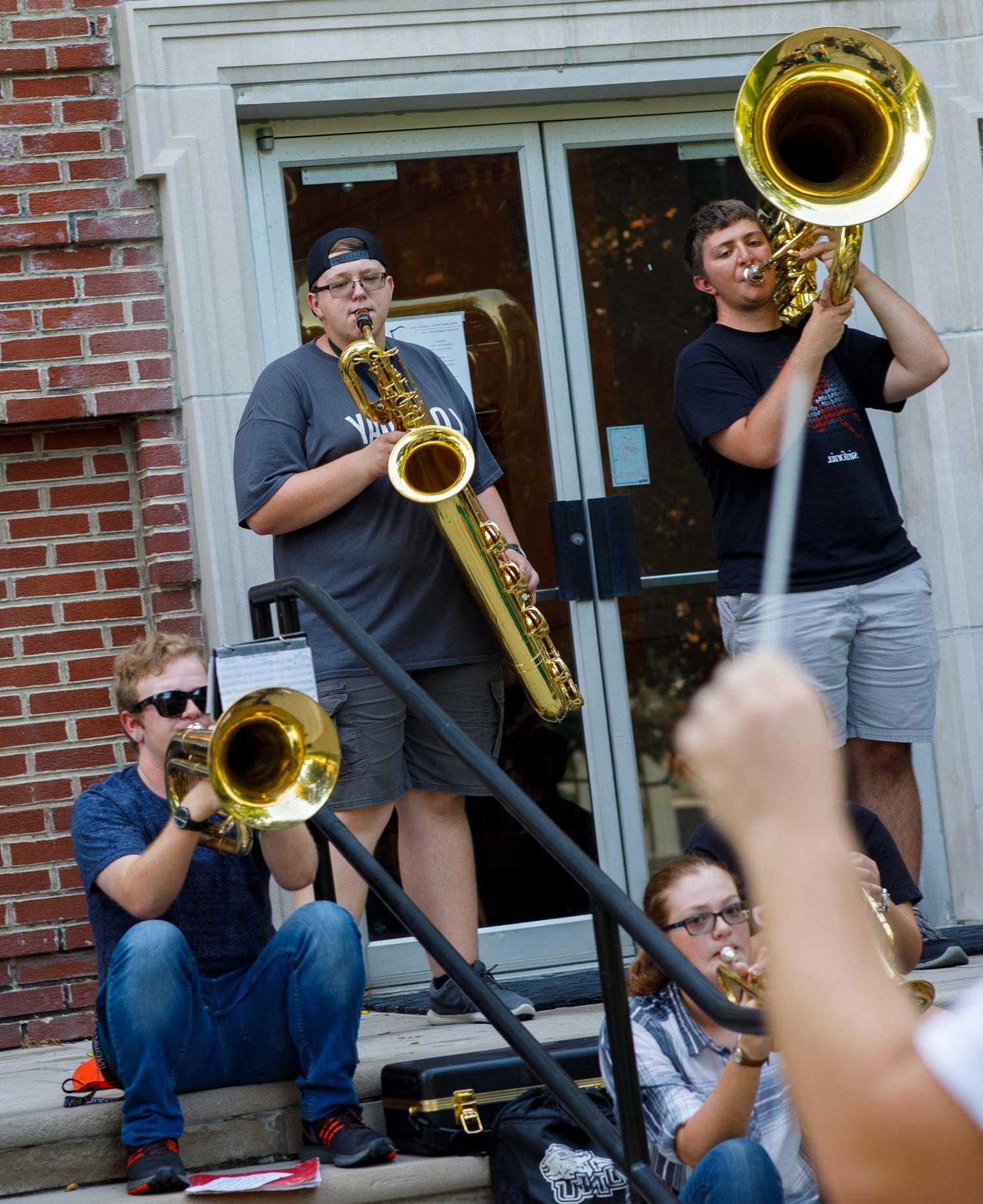 俄亥俄北部大学的音乐系学生在Presser大厅外练习.