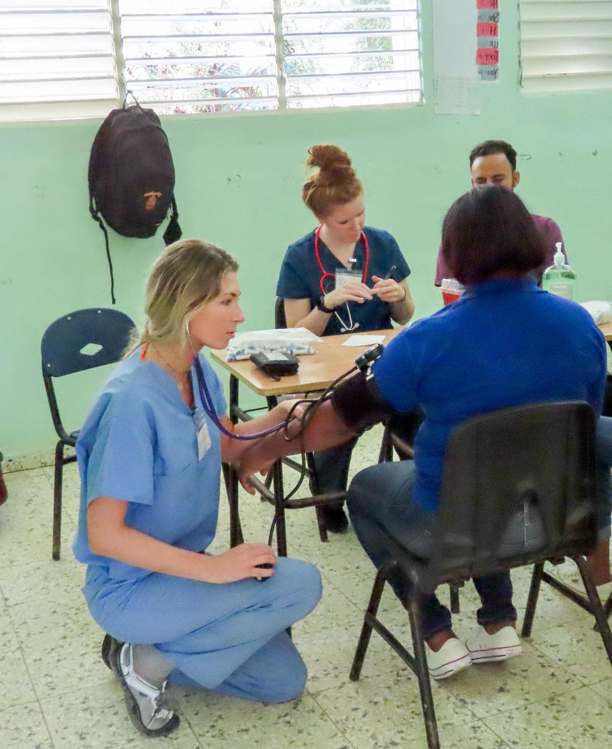 在多米尼加共和国提供健康检查的公共卫生学生