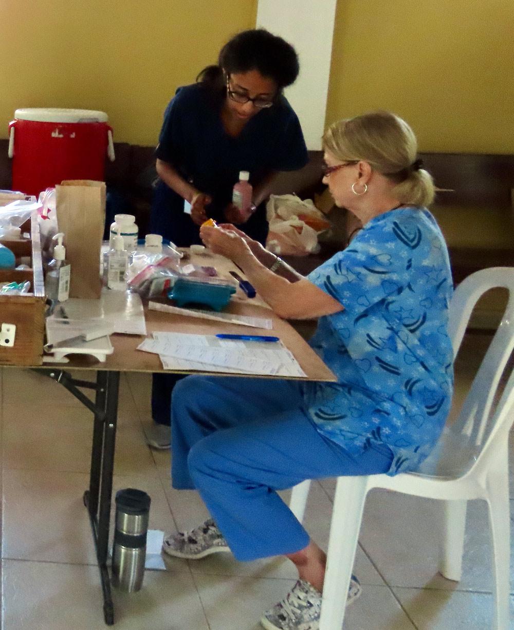 在多米尼加共和国工作提供护理的公共卫生专业学生.