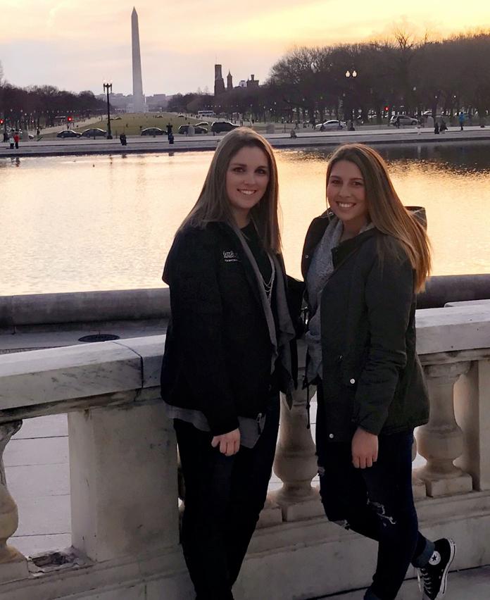 ONU学生站在华盛顿纪念碑前