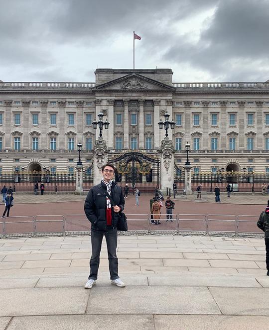 Jingo - Visiting Buckingham Palace in London.